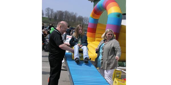 The Urban family day, on the picture you can see two employees of the company Urban helping the children on the roller slide.